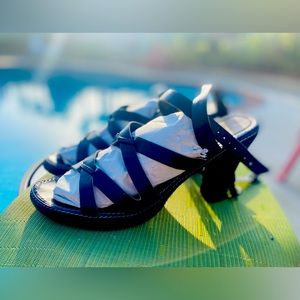 Kenneth Cole Woman’s leather 3.5  high heel ankle wrap sandals 9.5.